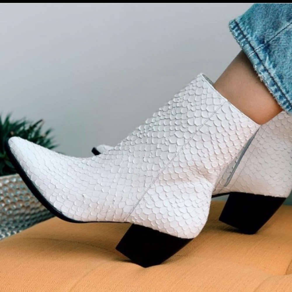 MATISSE  WHITE SNAKE SKIN CATY BOOT SIZE 6 NWT